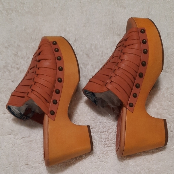 Dingo Tan Woven Leather Mules - Picture 4 of 7